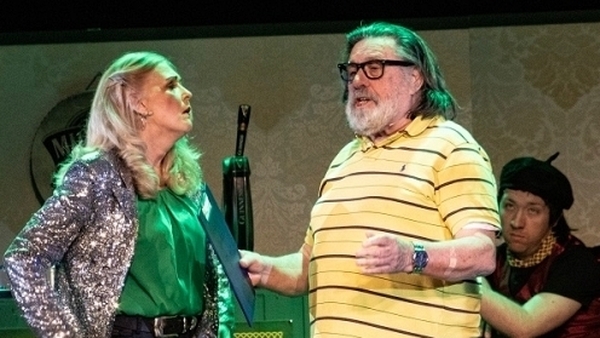 Ricky Tomlinson pays a visit to Irish Annie's, and talks to Arena