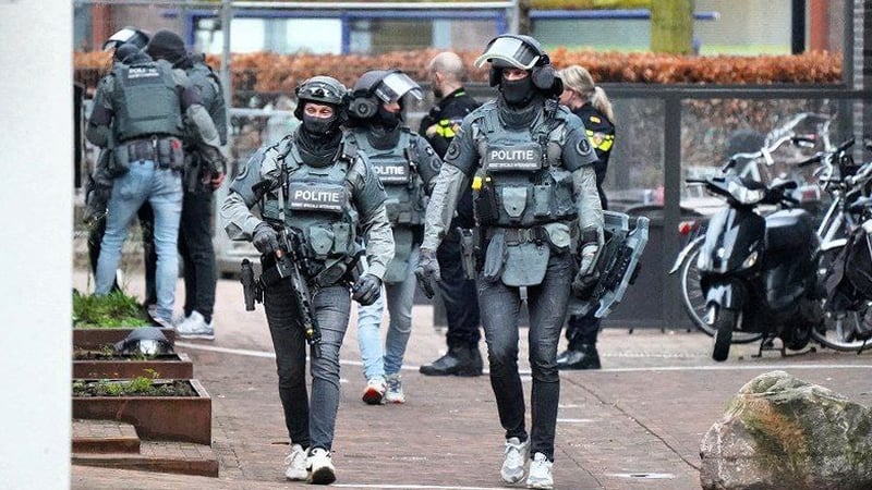 Póilíní na hÍsiltíre i mbun dualgais i mbaile Ede