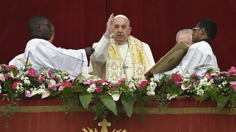 An Pápa Proinsias ag tabhairt beannacht na Cásca