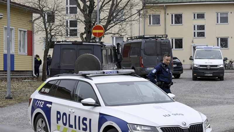 Buachaill óg 12 bliain d'aois gafa ag póilíní na tíre