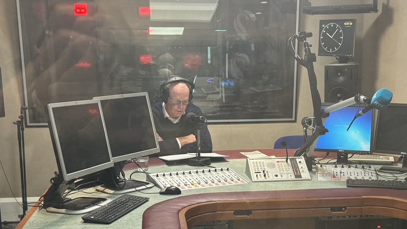 An tAire Simon Coveney ag labhairt ó stiúideo RTÉ i gCorcaigh ar maidin