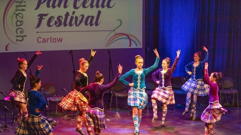 Rinceoirí Alba i mbun flaing Albanach i gCeatharlach