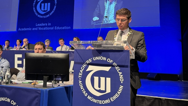 Uachtarán an TUI David Waters ag an gComhdháil i gCill Airne.