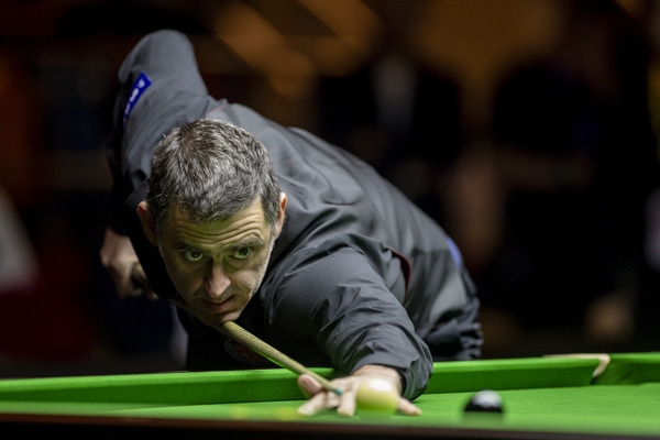 Ronnie O'Sullivan got the better of rival Ali Carter in Manchester