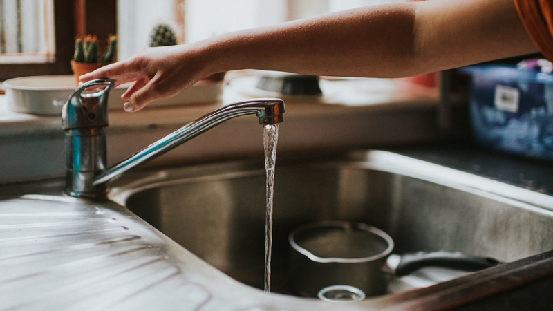 Tríd is tríd, a deir taighdeoirí, tá caighdeán an uisce óil in Éirinn "an-ard"