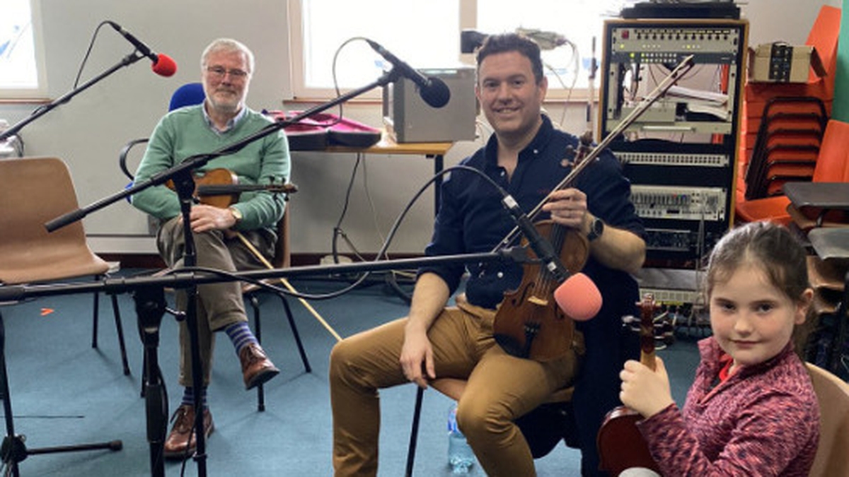 Cairdeas na bhFidléirí - ceol beo 