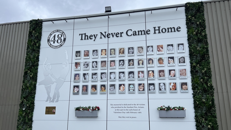 Ball cuimhneacháin in ómós na 48 nduine a bhásaigh an 14 Feabhra 1981