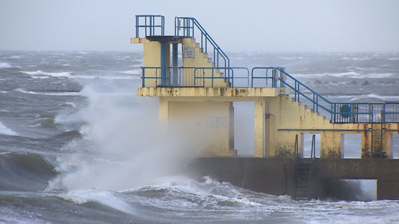 Stoirm Kathleen tagtha. Bígí cúramach