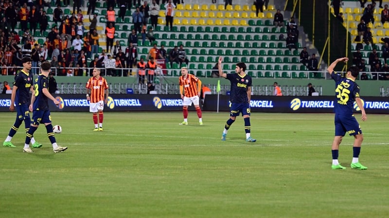 The Fenerbahce players left the field early in the game