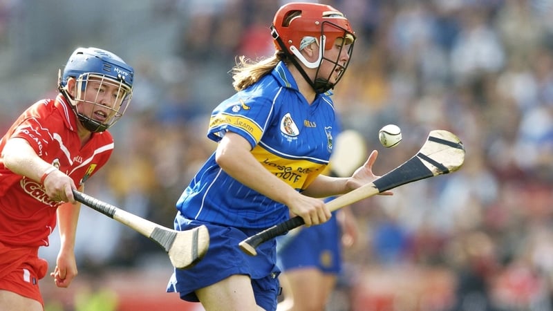 Geraldine Kinane (r) playing for Tipperary in the 2006 All-Ireland Camogie final against Cork