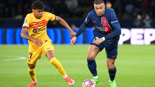 Lamine Yamal of FC Barcelona battles for the ball with Kylian Mbappe of Paris Saint-Germain