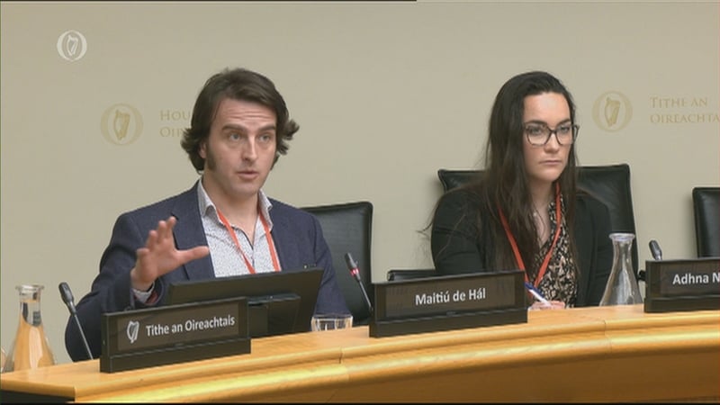 Bhunaigh Maitiú de Hál agus Adhna Ní Bhraonáin Bánú le cead cónaí ina gceantar Gaeltachta féin a éileamh do dhaoine óga.