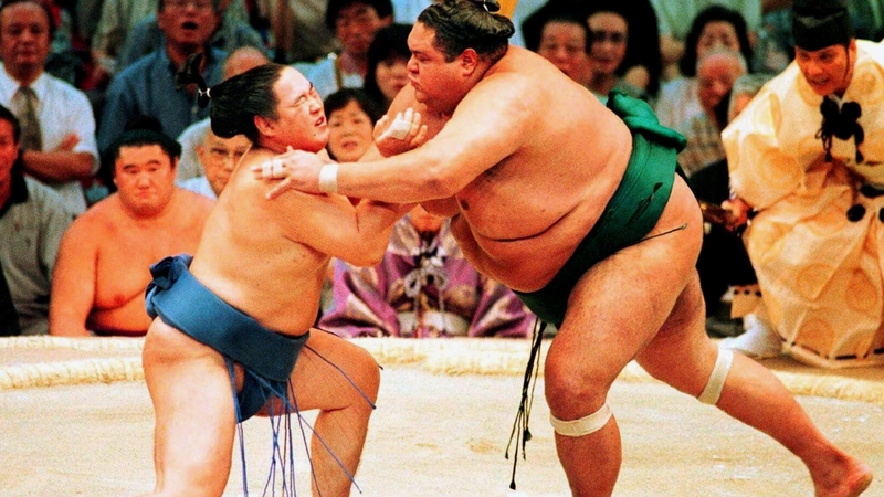 Akebono (R) pushing Oginishiki out of the ring on his way to victory in the 2000 Nagoya Grand Sumo tournament