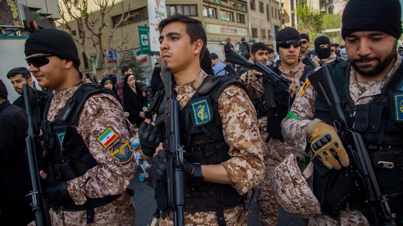 Gardaí na Réabhlóide san Iaráin ag sochraid an tseachtair dá gcuid a maraíodh san ionsaí ar chonsalacht na hIaráine sa Damaisc