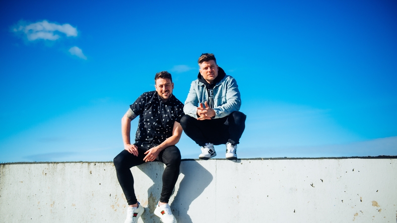 Blue sky thinking ar siúl ag na Two Johnnies le Creidim Ionat