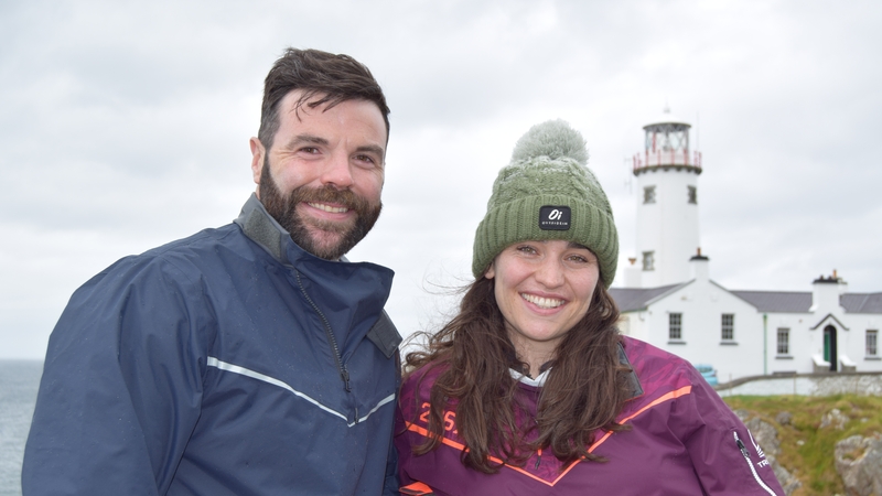 Irial agus Tessa ar thalamh arís ag Tigh Solais Fhánada.