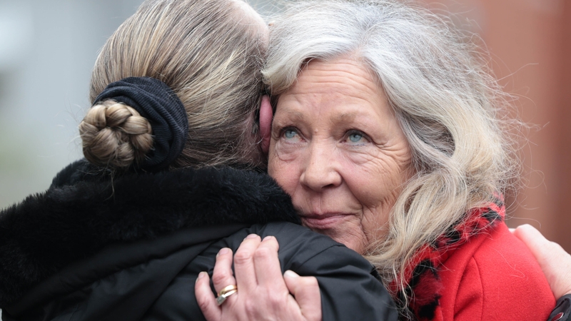 Cailleadh beirt dheirfiúracha le Antoinette Keegan a tháinig ina beatha as an loscadh.