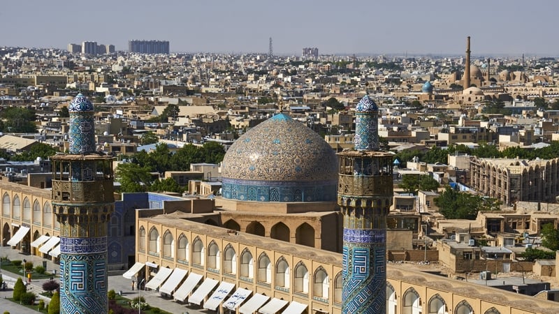 Isfahan, cathair i lár na hIaráine. Tuairiscítear go raibh pléascanna le cloisteáil os cionn na cathrach seo aréir.