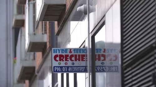 Íocfaidh an tsraith naíolann Hyde & Seek €15k le 41 teaghlach, mar chúiteamh as an tslí ar caitheadh lena leanaí le linn dóibh a bheith faoi chúram an chomhlachta