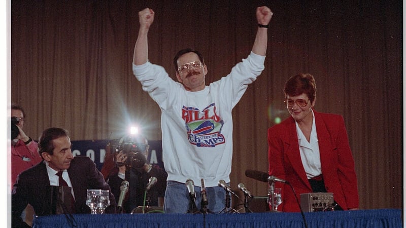 Terry Anderson raises his arms in triumph at a press conference following his release