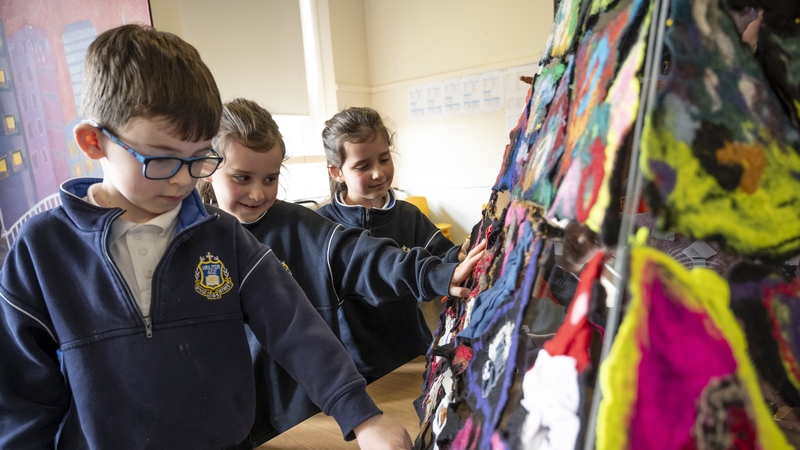 Daltaí Bhunscoile Synge Street 
sásta lena saothar nua ealaíne a rinneadar mar chuid den chlár Scoileanna Ildánach ©Brian Cregan