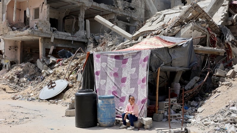 Dídeanaithe Palaistíneacha á ndíbirt an athuair ag fórsaí Iosrael, Beit Lahiya, 20 Aibreán 2024