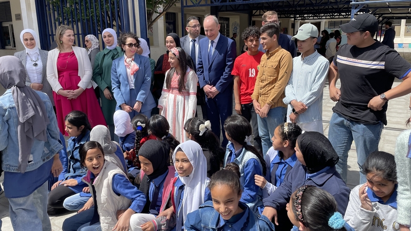 Cuireadh fáilte chroíúil roimh an Tánaiste i mbunscoil do chailíní i gcampa do dhídeanaithe Palaistíneacha san Iordáin