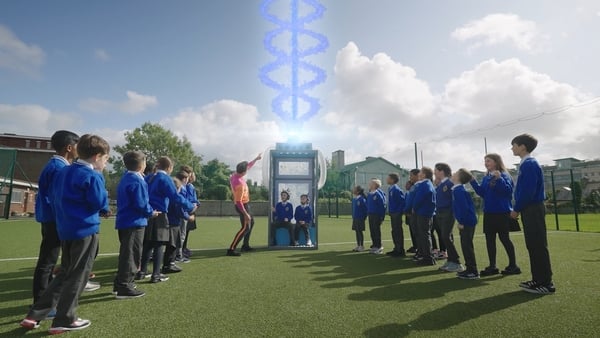 Mark from Let's Find Out doing the Brain Power Challenge at a school!