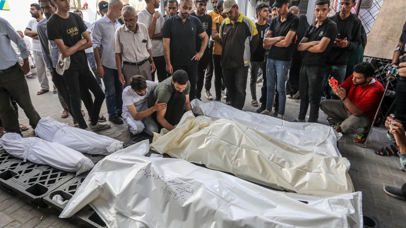 Coirp dhaoine ó theaghlach amháin – leanaí ina measc – a maraíodh in ionsaí buamála a rinne fórsaí Iosrael ar a dteach in Rafah, 25 Aibreán 2024