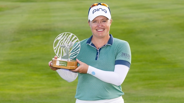 Manon De Roey poses with her trophy. Photo: Tristan Jones (LET)