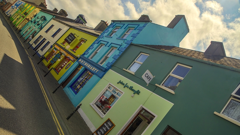 Dingle at an odd angle. Bhfuil éinne ar domhain nach maith leo dul un Daingean?