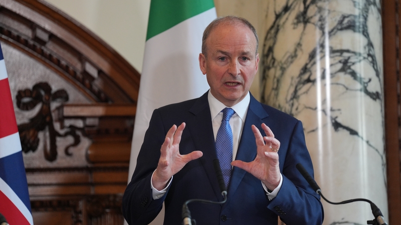 Is mian leis an Tánaiste Micheál Martin dul i ngleic le ceist na n-iarrthóirí tearmainn ar nós mar a chuathas i ngleic leis an bpaindéim Covid-19