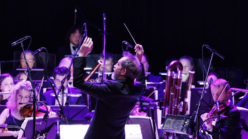 David Brophy sa zone le Ceolfhoireann Choirme RTÉ.
