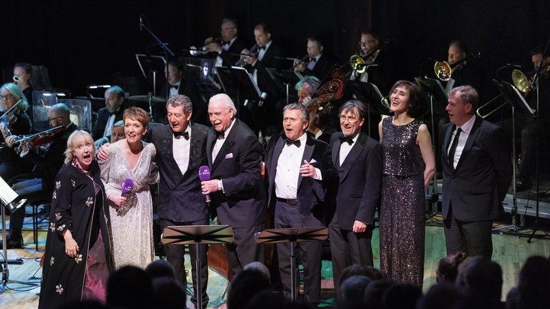 Evelyn Grant, Aedín Gromley, Lorcan Murray, Marty Whelan, George Hamilton, Paul Herriott, Liz Nolan and Niall Carroll sing Happy Birthday at the RTÉ lyric fm 25th birthday concert . Picture Andres Poveda