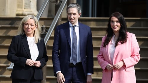 Simon Harris (C) with Michelle O'Neill (L) and Emma Little-Pengelly (R) outside Stormont Castle