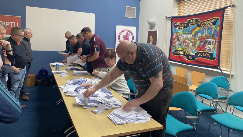 Comhaireamh na votaí san Uaimh