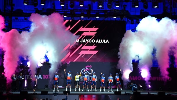 Eddie Dunbar and the Jayco AlUla squad during the pre-race presentation in Turin