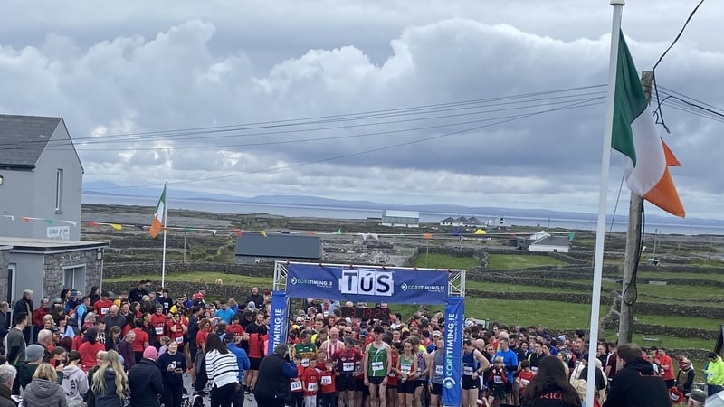 Meallann éagsúlacht agus áilleacht an chúrsa go leor reathaithe chuig rás an Inis 'Iron' Meáin