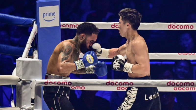 Japan's Naoya Inoue (R) lands the knockout punch on Mexico's Luis Nery (L)