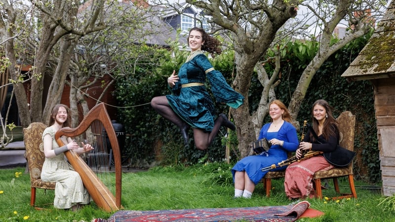 Emer Ní Scolaí, cruit, Síomha Ní Dhonnchadha san aer, Caoilfhionn ar an gconsairtín agus Sorcha ar na píob uilinn.