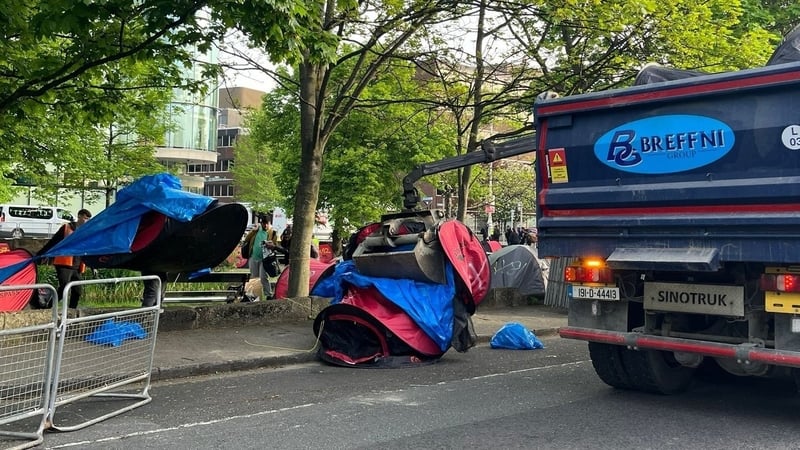 Pubaill á gcur as an mbealach taobh leis an gCanáil Mhór i mBaile Átha Cliath ar maidin inniu