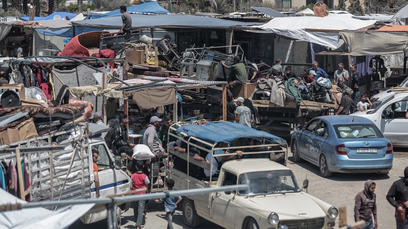 Idir ailím is mhadar á mbreith leo ag Palaistínigh atá ag teitheadh ó Rafah, 8 Bealtaine 2024