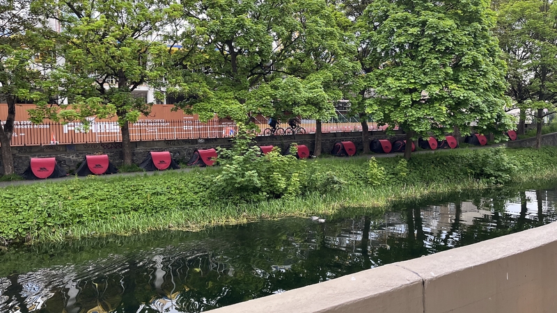 30 puball eile curtha suas le taobh na Canálach Móire i lár Bhaile Átha Cliath