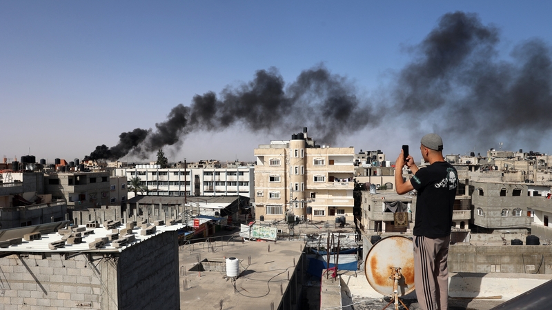 Toit ag éirí as ionaid a bhuamáil na hIosraelaigh in Rafah i ndeisceart Gaza, 10 Bealtaine 2024