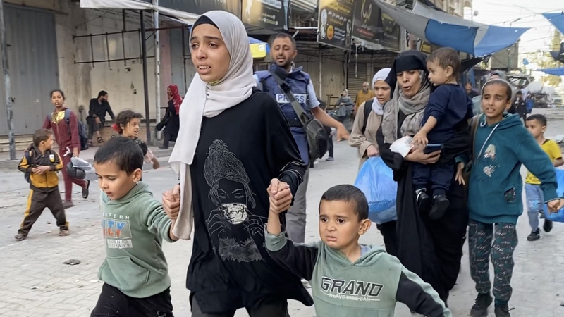 Palaistínigh a theith ó Jabalia ag tabhairt aghaidh ar Chathair Gaza, 13 Bealtaine 2024