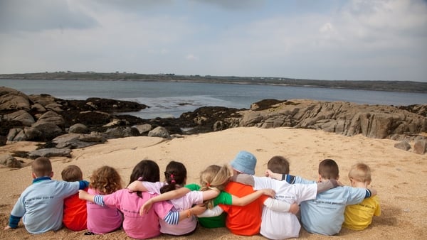 Leanaí na Gaeltachta ag Tráth an Dóilín ar an gCeathrú Rua. [Pic: Tuismitheoirí na Gaeltachta]
