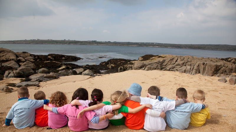Leanaí na Gaeltachta ag Tráth an Dóilín ar an gCeathrú Rua. [Pic: Tuismitheoirí na Gaeltachta]