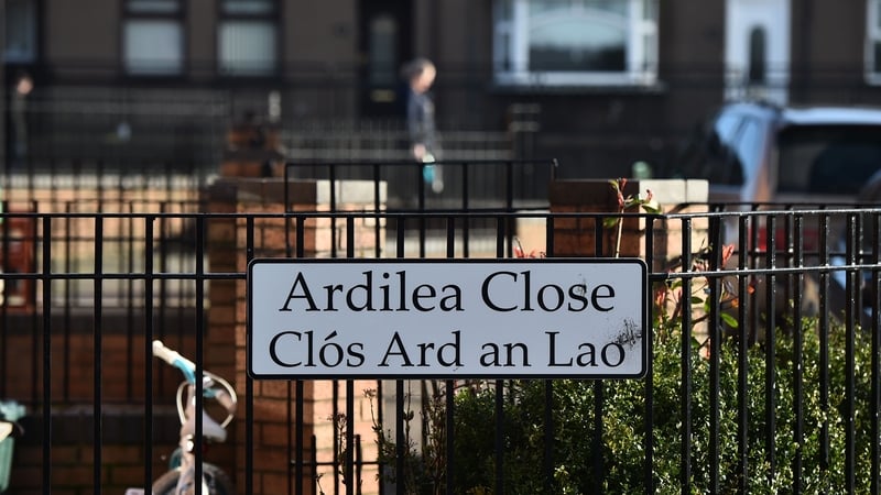 Imní ar ghníomhaí teanga faoi chaighdeáin Ghaeilge agus faoi chur chuige Chomhairle Chathair Bhéal Feirste