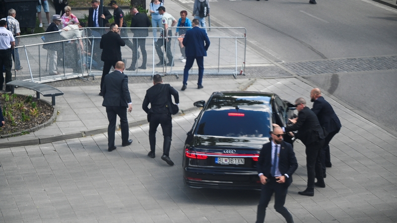 Lámhachadh Robert Fico agus é ag teacht amach as cruinniú rialtais i mbaile Handlová