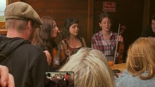 Ag canadh ar an mbád go Féile Róise Rua ar Árainn Mhór
